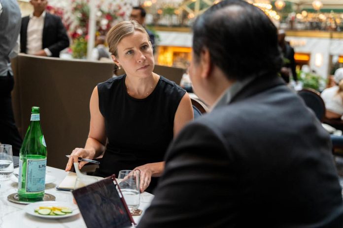 FB_IMG_1752391498009 FOTO: Salah satu wartawan asing saat mewawancarai Menteri Koordinator bidang Perekonomian Airlangga Hartarto di Washington DC, Amerika Serikat. (Properti Via Facebook Airlangga Hartarto)
