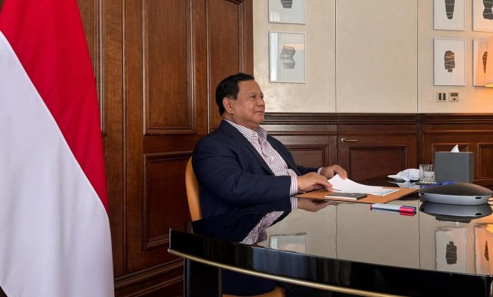 FB_IMG_1752420210215 FOTO: Presiden RI Prabowo Subianto memimpin rapat terbatas bersama tujuh menteri koordinator Kabinet Merah Putih dan Menteri Sekretaris Negara, Prasetyo Hadi melalui konferensi video pada Sabtu (12/07/2025). (Sumber: BPMI Setpres)
