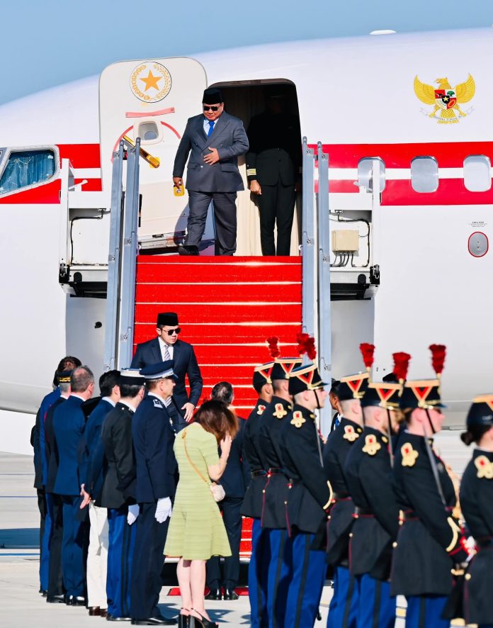 FB_IMG_1752479103070 FOTO: Presiden Prabowo tiba di Paris, Prancis, pada Minggu, 13 Juli 2025, pukul 18.35 waktu setempat. (Properti Seskab)