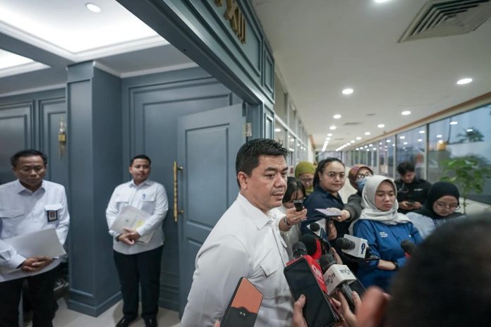 FB_IMG_1752812286423 FOTO: Wakil Menteri Sekretaris Negara (Wamensesneg) Juri Ardiantoro usai menghadiri Rapat Kerja bersama Komisi XIII DPR RI yang berlangsung di Gedung Nusantara II, Kompleks DPR RI, Jakarta, Kamis (17/7/2025). (Foto: Humas Kemensetneg)