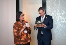 Menkeu Sri Bertemu Australian Treasurer di G20 Afsel FOTO: Kepala Rumah Tahanan Negara Kelas IIB Barru, Amsar dan Bupati Barru, Ibu Andi Ina Kartika Sari, bertempat di Ruang Kerja Bupati Barru. Jum'at (18/07)