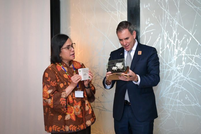 FOTO: Kepala Rumah Tahanan Negara Kelas IIB Barru, Amsar dan Bupati Barru, Ibu Andi Ina Kartika Sari, bertempat di Ruang Kerja Bupati Barru. Jum'at (18/07)