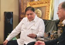 Baru Tiba di Tanah Air Airlangga Terima Kunjungan Chairman Temasek International di Jakarta FOTO: Menteri Koordinator (Menko) Bidang Perekonomian, Airlangga Hartarto menerima kunjungan Theng Kiat, Chairman Temasek International di Jakarta. (Properti via Facebook)