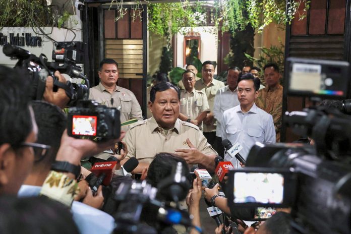 FB_IMG_1753071354372 FOTO: Presiden Prabowo usai bersilaturahmi di kediaman pribadi Presiden RI ke 7 Joko Widodo (Jokowi) di Sumber, Kota Surakarta, Minggu (20/7/2025). (Properti via Facebook Prabowo Subianto)