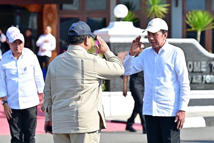 FB_IMG_1753154016101 FOTO: Presiden ke-7 RI Joko Widodo turut hadir secara langsung di Pangkalan TNI AU Adi Soemarmo untuk melepas keberangkatan Presiden Prabowo ke Jakarta.