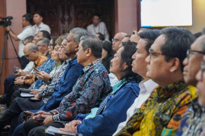 FB_IMG_1753155174476 FOTO: Berbagai organisasi dan asosiasi pengusaha, serta Top 20 Eksportir mengikuti sosialisasi penerapan Tarif Resiprokal dan kesepakatan dagang antara Indonesia dan Amerika Serikat di Kantor Kemenko Perekonomian. (Properti via Facebook Airlangga Hartarto)