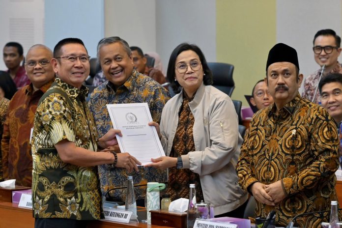 FB_IMG_1753185442245 FOTO: Menteri Keuangan Sri Mulyani usai mengikuti rapat badan anggaran di gedung DPR RI, Jakarta. Selasa (22/7)