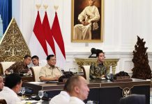 Ratas dengan Menteri Kabinet Merah Putih, Bahas Perkembangan KEK FOTO: Presiden Prabowo Subianto memimpin rapat terbatas yang membahas perkembangan Kawasan Ekonomi Khusus (KEK) bersama sejumlah Menteri Kabinet Merah Putih di Istana Merdeka, Jakarta, pada Selasa, 22 Juli 2025.