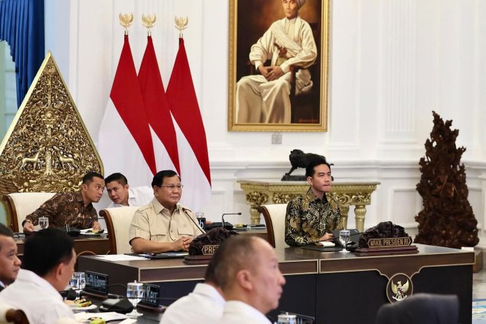 FB_IMG_1753185511195 FOTO: Presiden Prabowo Subianto memimpin rapat terbatas yang membahas perkembangan Kawasan Ekonomi Khusus (KEK) bersama sejumlah Menteri Kabinet Merah Putih di Istana Merdeka, Jakarta, pada Selasa, 22 Juli 2025.