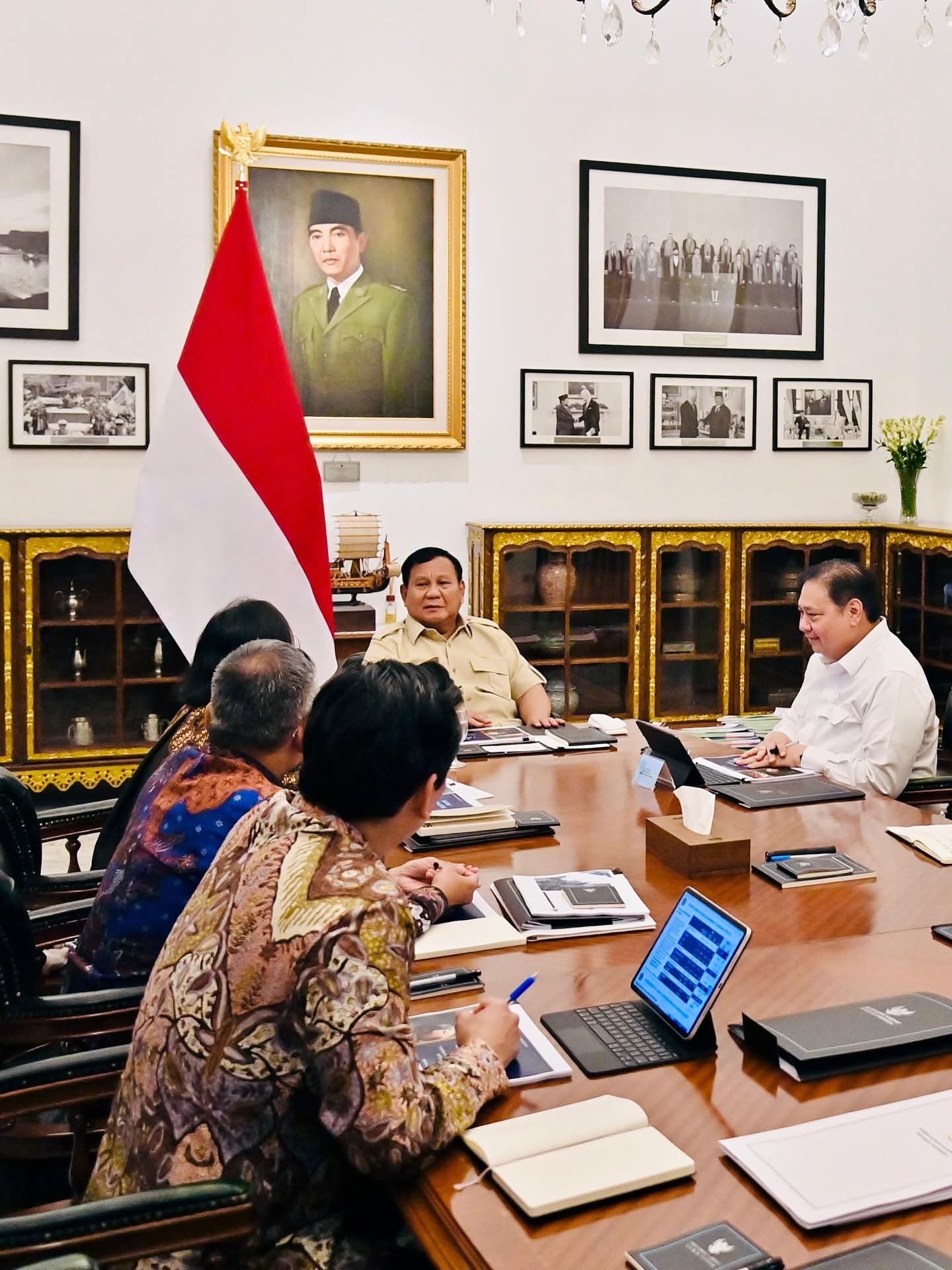 FOTO: Presiden Prabowo Subianto rapat bersama Menteri Koordinator Bidang Perekonomian Airlangga Hartarto. (Properti Setkab)