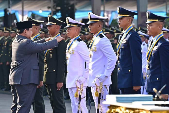 FB_IMG_1753286519416 FOTO: Presiden Prabowo Subianto memimpin langsung Upacara Prasetya Perwira (Praspa) Tentara Nasional Indonesia (TNI) dan Kepolisian Negara Republik Indonesia (Polri) Tahun 2025 yang digelar di halaman Istana Merdeka, Jakarta, pada Rabu, 23 Juli 2025.