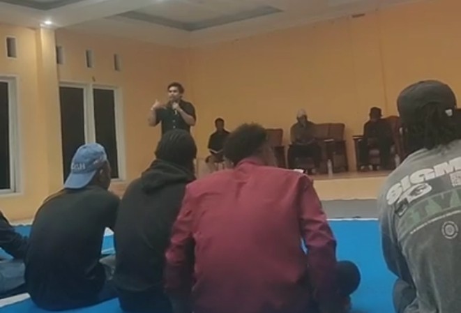 IMG-20250630-WA0190 FOTO: Di duga Ketua GMKI Makassar, Vicky hadir sebagai pemateri di kegiatan Aliansi Mahasiswa Papua. (Istimewa)