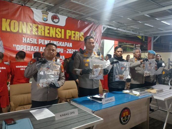 IMG-20250701-WA0026 Foto : Kapolres Gowa AKBP Muh. Aldy Sulaiman, SIK., MSi. memperlihatkan barang bukti hasil tangkapan pada Operasi Antik Lipu 2025 di halaman Mapolres Gowa, Senin (30/6).