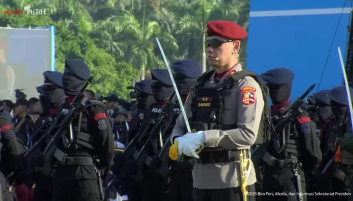IMG-20250701-WA0253 FOTO: Irjen Dadang Hartanto saat memimpin upacara HUT Bhayangkara ke-79 di Lapangan Silang Monas, Selasa (1/7/2025). (Tangkapan layar YouTube Sekretariat Presiden)