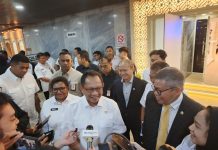 Pemilu Nasional dan Daerah Dipisahkan, Mendagri Sebut akan Dikaji oleh Menko Kumham dan Menko Polkam FOTO: Menteri Dalam Negeri Tito Karnavian bersama anggota DPR RI Taufan Pawe saat menemui wartawan di Gedung DPR. (Istimewa)