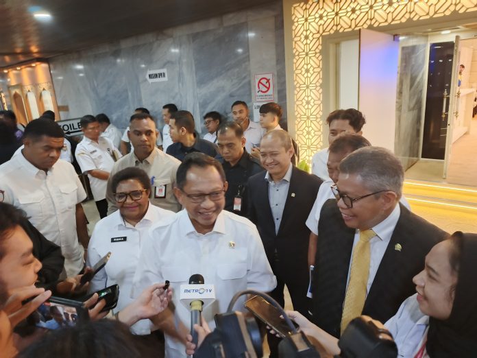 IMG-20250702-WA0146 FOTO: Menteri Dalam Negeri Tito Karnavian bersama anggota DPR RI Taufan Pawe saat menemui wartawan di Gedung DPR. (Istimewa)