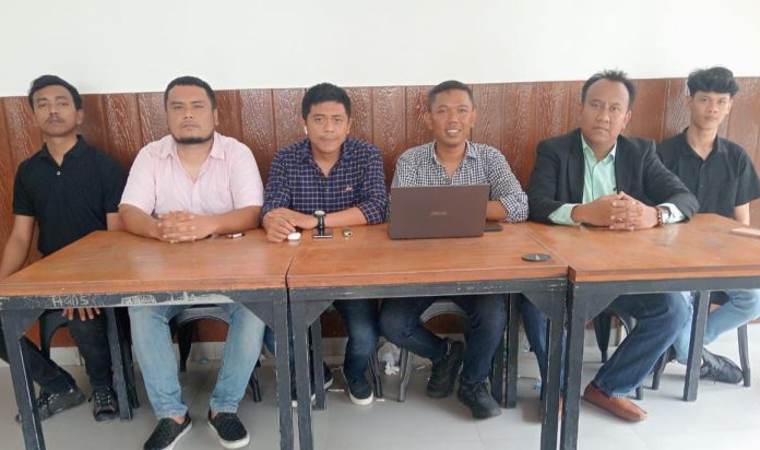 FOTO: Aliansi Masyarakat Pemerhati Pembangunan Sumatera Utara dan praktisi hukum Sumatera Utara, Henry Pakpahan, SH, hari ini menyampaikan keprihatinan mendalam atas penangkapan Kepala Dinas Pekerjaan Umum dan Penataan Sumut, Topan Obaja Putra Ginting, oleh Komisi Pemberantasan Korupsi pada tanggal (26 /06/2025).