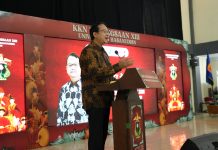 KKN Kebangsaan di Maros-Pangkep, Mahasiswa Belajar Menjadi Bagian dari Indonesia yang Beragam FOTO: Plt. Direktur Pembelajaran dan Kemahasiswaan (Dirbelmawa) Kementerian Pendidikan Tinggi, Sains, dan Teknologi (Kemendikti Saintek), Dr. Berry Juliandi, S.Si, M.Si, hadir mewakili Menteri Dikti Saintek pada pembukaan KKN Kebangsaan XIII tahun 2025. Kegiatan yang berlangsung di Hutan Pendidikan Bengo-bengo, Kabupaten Maros ini dihadiri oleh 177 mahasiswa dari 99 perguruan tinggi se-Indonesia, pada Rabu, 2 Juli 2025.