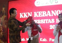 Unhas Buka KKN Kebangsaan XIII, 177 Mahasiswa dari 80 Kampus Siap Mengabdi di Kawasan Warisan Dunia FOTO: Dr. Berry Juliandi, M.Si., Pelaksana Tugas Direktur Pembelajaran dan Kemahasiswaan Direktorat Jenderal Pendidikan Tinggi, Riset, dan Teknologi (Ditjen Diktiristek) Kementerian Pendidikan, Kebudayaan, Riset, dan Teknologi, yang hadir mewakili Menteri.