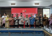 Prof. Akin Duli: Sudah Saatnya Catatan Sejarah Indonesia Diperbaharui FOTO: Universitas Hasanuddin menerima kunjungan kerja Komisi X Dewan Perwakilan Rakyat Republik Indonesia (DPR RI) periode 2024–2029 dalam rangka pengumpulan masukan akademik, historis, dan budaya terkait penulisan sejarah Indonesia. Kegiatan ini berlangsung pada Kamis (3/7) di Ruang Rapat A, Gedung Rektorat Unhas, Kampus Tamalanrea.