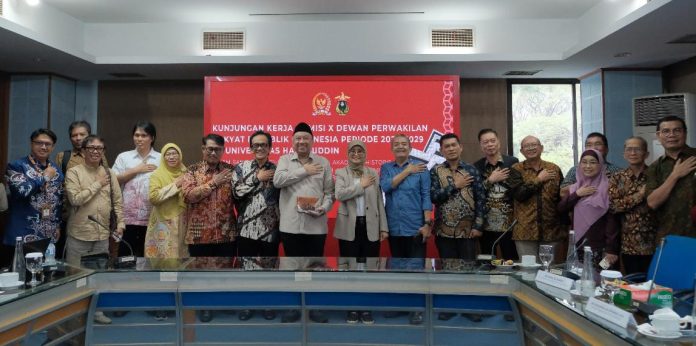 IMG-20250703-WA0331(1) FOTO: Universitas Hasanuddin menerima kunjungan kerja Komisi X Dewan Perwakilan Rakyat Republik Indonesia (DPR RI) periode 2024–2029 dalam rangka pengumpulan masukan akademik, historis, dan budaya terkait penulisan sejarah Indonesia. Kegiatan ini berlangsung pada Kamis (3/7) di Ruang Rapat A, Gedung Rektorat Unhas, Kampus Tamalanrea.