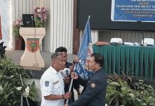 Suharmin Qilank Nahkodai Karang Taruna Jeneponto, Zulkifli Tahir: Temu Karya Berjalan Lancar FOTO: Pelaksana Tugas Ketua KarangTaruna (KT) Jeneponto, Zulkifli Tahir saat menyerahkan pataka ke ketua KT Jeneponto terpilih Suharmin Qilank.