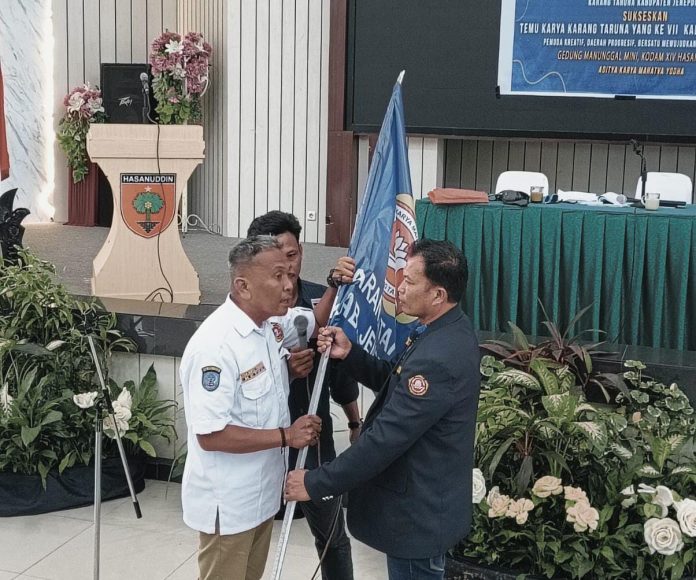 IMG-20250704-WA0125 FOTO: Pelaksana Tugas Ketua KarangTaruna (KT) Jeneponto, Zulkifli Tahir saat menyerahkan pataka ke ketua KT Jeneponto terpilih Suharmin Qilank.
