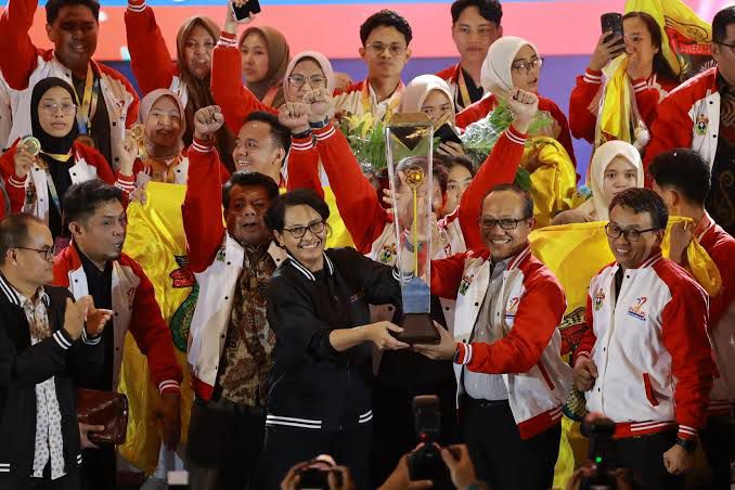 IMG-20250704-WA0135 FOTO: Rektor Unhas, Prof. Dr. Ir. Jamaluddin Jompa, M.Sc, mengungkapkan rasa bangga dan haru atas capaian Program Kreativitas Mahasiswa (PKM) tahun 2025.