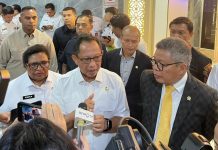 LKKN Dukung Langkah Mendagri Instruksi Kepala Daerah Evaluasi Tunjangan Perumahan Anggota DPRD FOTO: Menteri Dalam Negeri Tito Karnavian dan Anggota Komisi DPR RI, Taufan Pawe saat ditemui awak media di Jakarta.