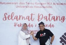 Gantikan DP, Kepala Kesbangpol Makassar Nahkodai IKA Arsitektur Unhas Periode 2025-2030 FOTO: Kepala Kesatuan Bangsa dan Politik (Kesbangpol) Pemkot Makassar, Dr. Fathur Rahim ST MT IAI, (Kanan), Secara resmi menahkodai IKA Arsitektur Unhas Periode (2025-2030).