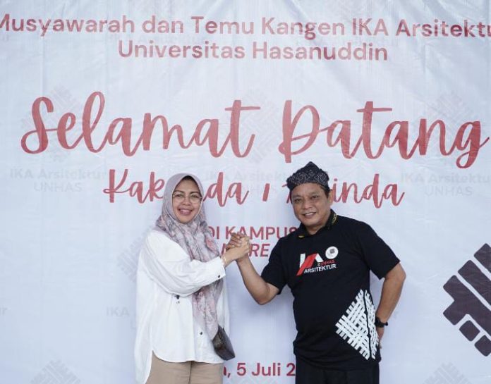 IMG-20250706-WA0216 FOTO: Kepala Kesatuan Bangsa dan Politik (Kesbangpol) Pemkot Makassar, Dr. Fathur Rahim ST MT IAI, (Kanan), Secara resmi menahkodai IKA Arsitektur Unhas Periode (2025-2030).