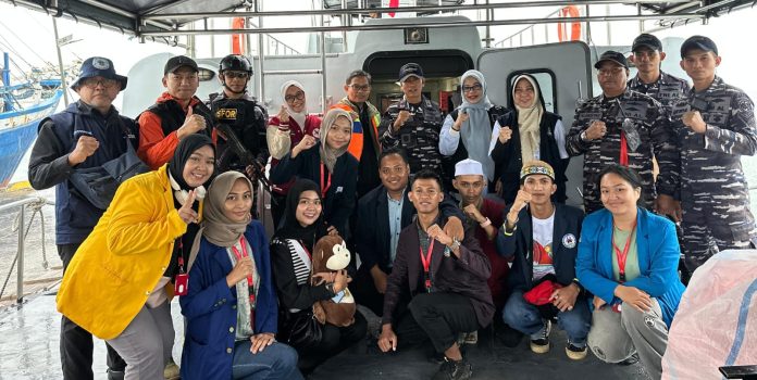 IMG-20250706-WA0270 FOTO: Sebanyak 11 mahasiswa KKN Kebangsaan XIII Tahun 2025 yang berasal dari berbagai Perguruan Tinggi di Indonesia saat berada di Kapal Angkatan Laut (KAL) Suluh Pari II.6-60 untuk mengantar peserta menuju lokasi KKN di Pulau Kapoposang, Kabupaten Pangkajene dan Kepulauan (Pangkep), Sulawesi Selatan, Minggu (06/07/2025).
