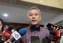 RI² Rilis: 13 Kampus di Indonesia Diragukan Integritas Penelitiannya, Kemenristekdikti: Benahi Kompetensi Dosen FOTO: Plt Sekretaris Jenderal Kementerian Pendidikan Tinggi, Sains, dan Teknologi (Kemendikti Saintek), Togar Mangihut Simatupang usai mengikuti rapat bersama Komisi X di Kompleks Parlemen, Senayan, Jakarta Pusat pada Kamis (23/1/2025). (Properti milik Tirto.id/Rahma Dwi Safitri)