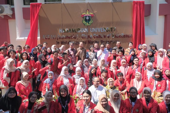 FOTO: Wakil Menteri Pendidikan Tinggi, Sains, dan Teknologi Republik Indonesia, Prof. Stella Christie, Ph.D, turut meresmikan salah satu pusat unggulan hasil kolaborasi, yaitu: ASEAN-China Centre of Excellence for Metallurgy and Marine Resources. Peresmian berlangsung di Area ex Fakultas Teknik Unhas, di Kampus Tamalanrea, Makassar. Selasa (07/07),