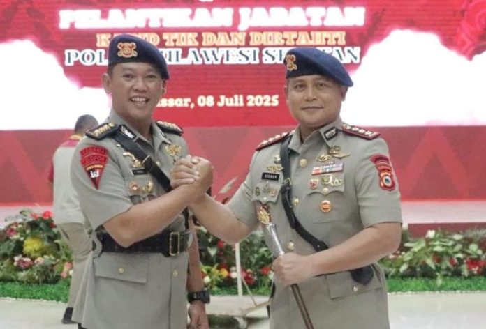IMG-20250708-WA0006 FOTO: Serah Terima Jabatan (Sertijab) Komandan Satuan Brimob Polda Sulawesi Selatan dari Kombes Pol Heru Novianto, S.I.K., M.Han. kepada Kombes Pol Muhammad Ridwan, S.I.K., M.H. berlangsung khidmat di Aula Mapolda Sulsel.
