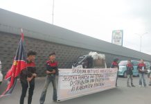 GAM Desak Kejati Sulsel untuk Segera Menertibkan Mafia Pupuk di Kabupaten Bantaeng FOTO: Sejumlah mahasiswa yang tergabung dalam Gerakan Aktivis Mahasiswa (GAM) melakukan aksi unjuk rasa di depan Kantor Kejaksaan Tinggi Sulawesi Selatan (08/07/2025).