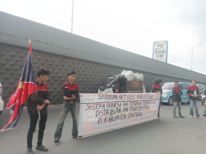 IMG-20250708-WA0311 FOTO: Sejumlah mahasiswa yang tergabung dalam Gerakan Aktivis Mahasiswa (GAM) melakukan aksi unjuk rasa di depan Kantor Kejaksaan Tinggi Sulawesi Selatan (08/07/2025).