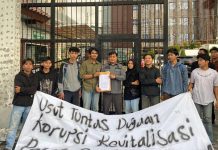 Serikat Mahasiswa Pinrang Datangi Mapolda dan Kejati Sulsel Desak Tuntaskan Kasus Korupsi Revitalisasi Pasar Sentral FOTO: Reski Jenderal lapangan dan Pengurus Serikat Mahasiswa (SEMA) Pinrang saat menggelar aksi unjuk rasa di Kejaksaan Tinggi Sulawesi Selatan.