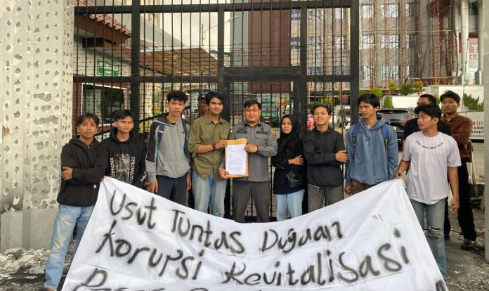 IMG-20250708-WA0403 FOTO: Reski Jenderal lapangan dan Pengurus Serikat Mahasiswa (SEMA) Pinrang saat menggelar aksi unjuk rasa di Kejaksaan Tinggi Sulawesi Selatan.
