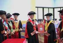 Unhas Gelar Rapat Penerimaan Empat Guru Besar Fakultas Teknik FOTO: Rektor Unhas, Prof. Dr. Ir. Jamaluddin Jompa, M.Sc., saat penerimaan jabatan Profesor kepada Prof. Dr. Eng. Ir. Meutia Farida, S.T., M.T. Rapat berlangsung mulai pukul 09.00 Wita di Ruang Senat Akademik Unhas, Lantai 2 Gedung Rektorat, Kampus Tamalanrea, Makassar, serta disiarkan secara langsung melalui kanal YouTube Senat Akademik Unhas, Selasa (8/7).