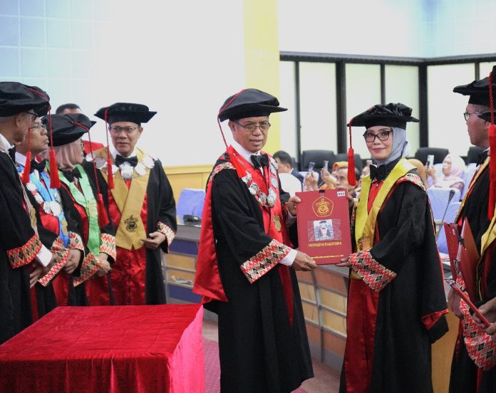 IMG-20250709-WA0157 FOTO: Rektor Unhas, Prof. Dr. Ir. Jamaluddin Jompa, M.Sc., saat penerimaan jabatan Profesor kepada Prof. Dr. Eng. Ir. Meutia Farida, S.T., M.T. Rapat berlangsung mulai pukul 09.00 Wita di Ruang Senat Akademik Unhas, Lantai 2 Gedung Rektorat, Kampus Tamalanrea, Makassar, serta disiarkan secara langsung melalui kanal YouTube Senat Akademik Unhas, Selasa (8/7).