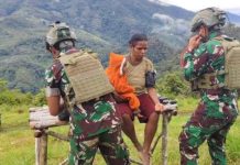 Satgas Yonif 700/WYC Beri Pelayanan Kesehatan Kepada Warga Sinak FOTO: Pelayanan kesehatan satgas Yonif 700/WYC. (Foto: Dok. Pen Satgas)