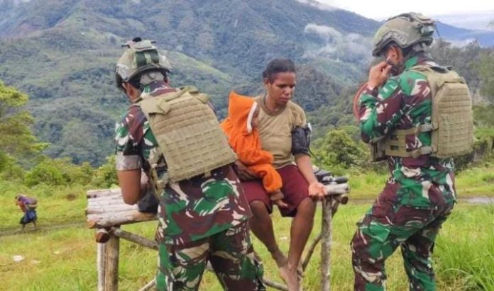 FOTO: Pelayanan kesehatan satgas Yonif 700/WYC. (Foto: Dok. Pen Satgas)