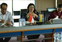 Wamen Dikti Siap Jadi “Ibu dan Juru Bicara” Pendidikan Vokasi FOTO: Dari kiri Rektor Unhas, Prof. Dr. Ir. Jamaluddin Jompa, M.Sc dan Wakil Menteri Pendidikan Tinggi, Sains, dan Teknologi Republik Indonesia, Prof. Stella Christie, Ph.D. Pertemuan ini berlangsung di sela-sela kunjungan kerja Wamen Prof. Stellah ke Universitas Hasanuddin, pada Senin (7/7), bertempat di Ruang Rapat Rektor, Lantai 8 Gedung Rektorat Unhas.