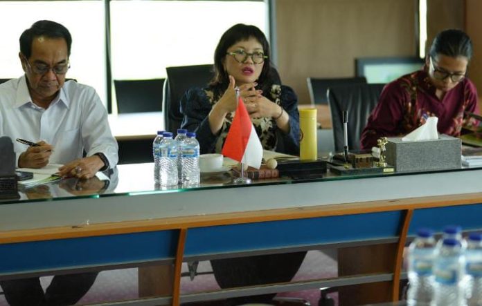 IMG-20250709-WA0222 FOTO: Dari kiri Rektor Unhas, Prof. Dr. Ir. Jamaluddin Jompa, M.Sc dan Wakil Menteri Pendidikan Tinggi, Sains, dan Teknologi Republik Indonesia, Prof. Stella Christie, Ph.D. Pertemuan ini berlangsung di sela-sela kunjungan kerja Wamen Prof. Stellah ke Universitas Hasanuddin, pada Senin (7/7), bertempat di Ruang Rapat Rektor, Lantai 8 Gedung Rektorat Unhas.