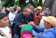 Puluhan Pensiunan Lakukan Aksi Damai, Region Head PTPN 1 Regional 1 Akan Bawa Tuntutan ke Holding FOTO: Region Head PTPN 1 Regional 1 Didik Prasetyo saat menerima sekitar 50-an pensiunan karyawan PTPN 1 Regional 1 (d/h PTPN 2), Selasa pagi (08/07) melakukan aksi damai di kantor PTPN 1 Regional 1 di Tanjung Morawa.