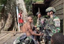 Satgas Yonif 126 Gelar Pemeriksaan Kesehatan di Kampung Maju Distrik Arimop Boven Digoel FOTO: Satgas Yonif 126/Pos Arimop melakukan kunjungan ke Kampung Maju, Distrik Arimop, Boven Digoel, Papua Selatan, sebagai bentuk kepedulian terhadap kesehatan masyarakat sekaligus penghormatan terhadap budaya lokal, Selasa (8/7). (Foto: Dok. Penerangan Satgas Yonif 126/KC). (Foto: Dok. Penerangan Satgas Yonif 126/KC)