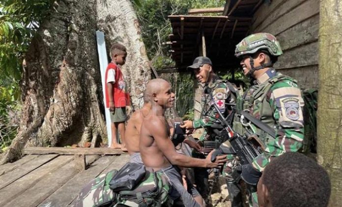 IMG-20250709-WA0376 FOTO: Satgas Yonif 126/Pos Arimop melakukan kunjungan ke Kampung Maju, Distrik Arimop, Boven Digoel, Papua Selatan, sebagai bentuk kepedulian terhadap kesehatan masyarakat sekaligus penghormatan terhadap budaya lokal, Selasa (8/7). (Foto: Dok. Penerangan Satgas Yonif 126/KC). (Foto: Dok. Penerangan Satgas Yonif 126/KC)