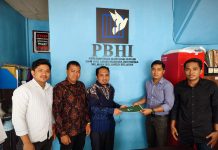 PBHI Sulsel MoU dengan Dekan Fakultas Hukum Universitas Megarezky FOTO: Fakultas Hukum Universitas Megarezky secara resmi menjalin kerja sama dengan Perhimpunan Bantuan Hukum dan Hak Asasi Manusia Indonesia (PBHI) Wilayah Sulawesi Selatan melalui penandatanganan nota kesepahaman (MoU) yang berlangsung di Kantor PBHI Sulsel, Kamis, 10 Juli 2025.