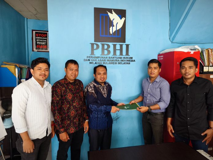 IMG-20250710-WA0216 FOTO: Fakultas Hukum Universitas Megarezky secara resmi menjalin kerja sama dengan Perhimpunan Bantuan Hukum dan Hak Asasi Manusia Indonesia (PBHI) Wilayah Sulawesi Selatan melalui penandatanganan nota kesepahaman (MoU) yang berlangsung di Kantor PBHI Sulsel, Kamis, 10 Juli 2025.